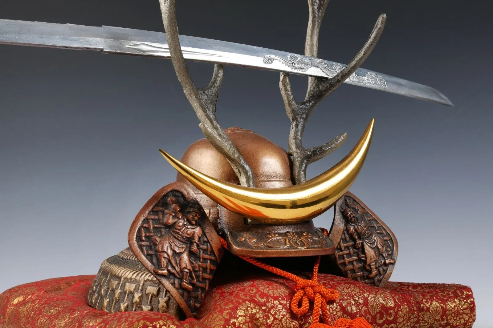 Beautiful Samurai Helmet -Shikanosuke Buddhism Kabuto with a Replica Blade-