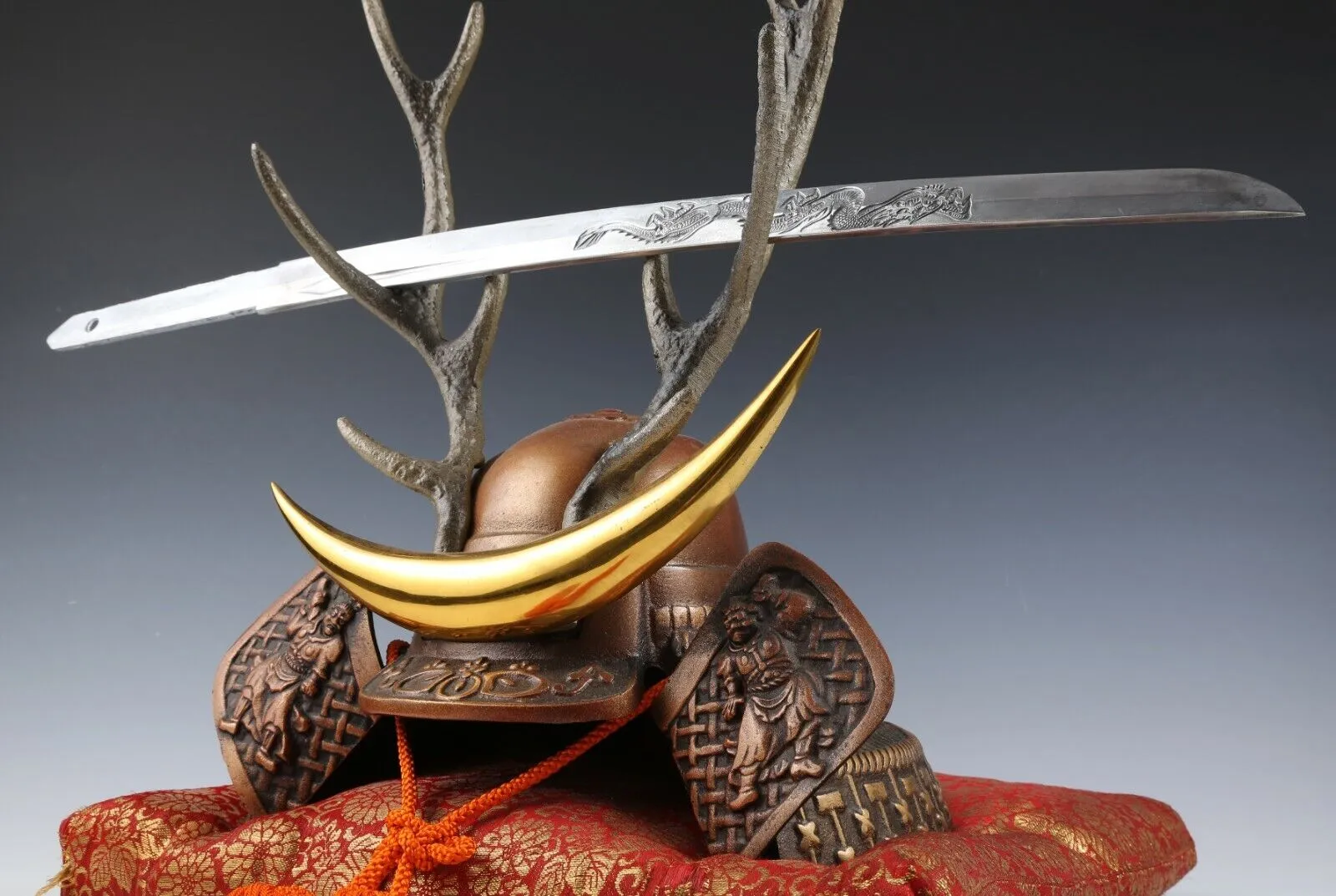 Beautiful Samurai Helmet -Shikanosuke Buddhism Kabuto with a Replica Blade-