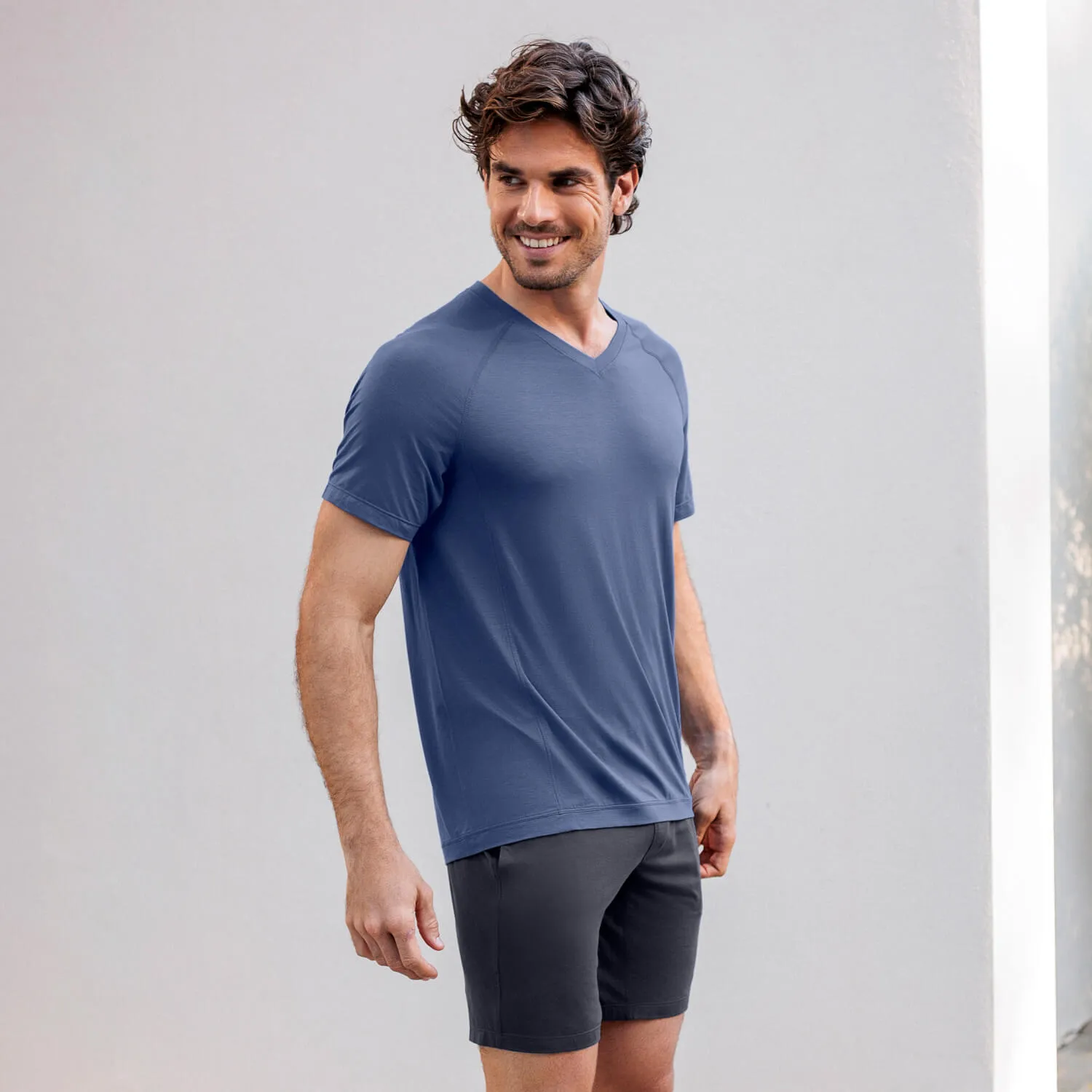 T-Shirt mit V-Ausschnitt — NATTCOOL™