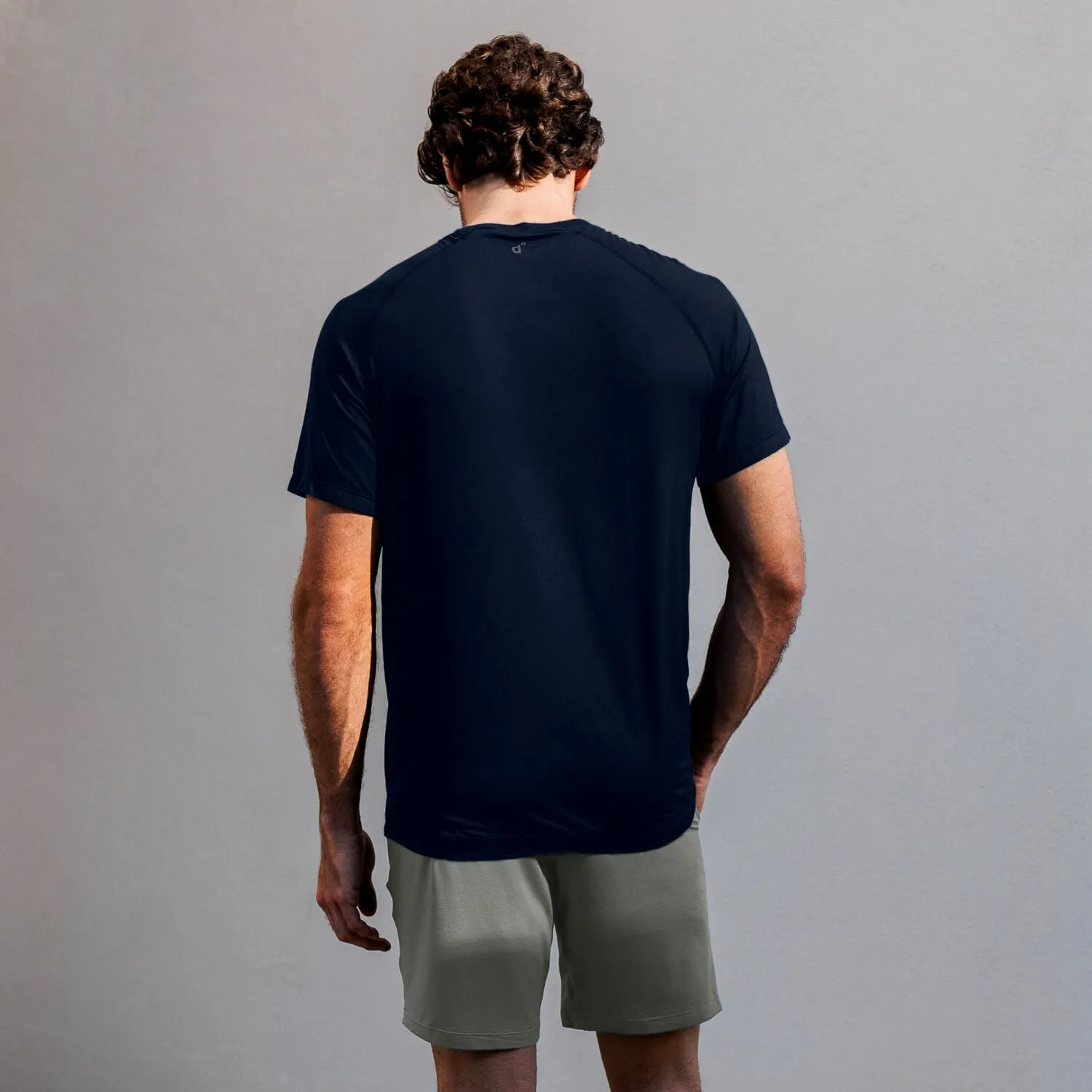 T-Shirt mit V-Ausschnitt — NATTCOOL™